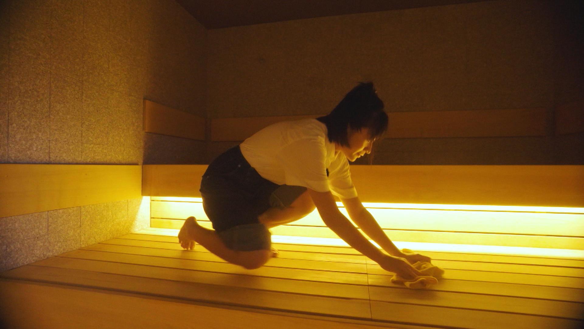 Sica被店主要求在中午前完成清潔澡堂、大堂設施和廚房,非常落力。