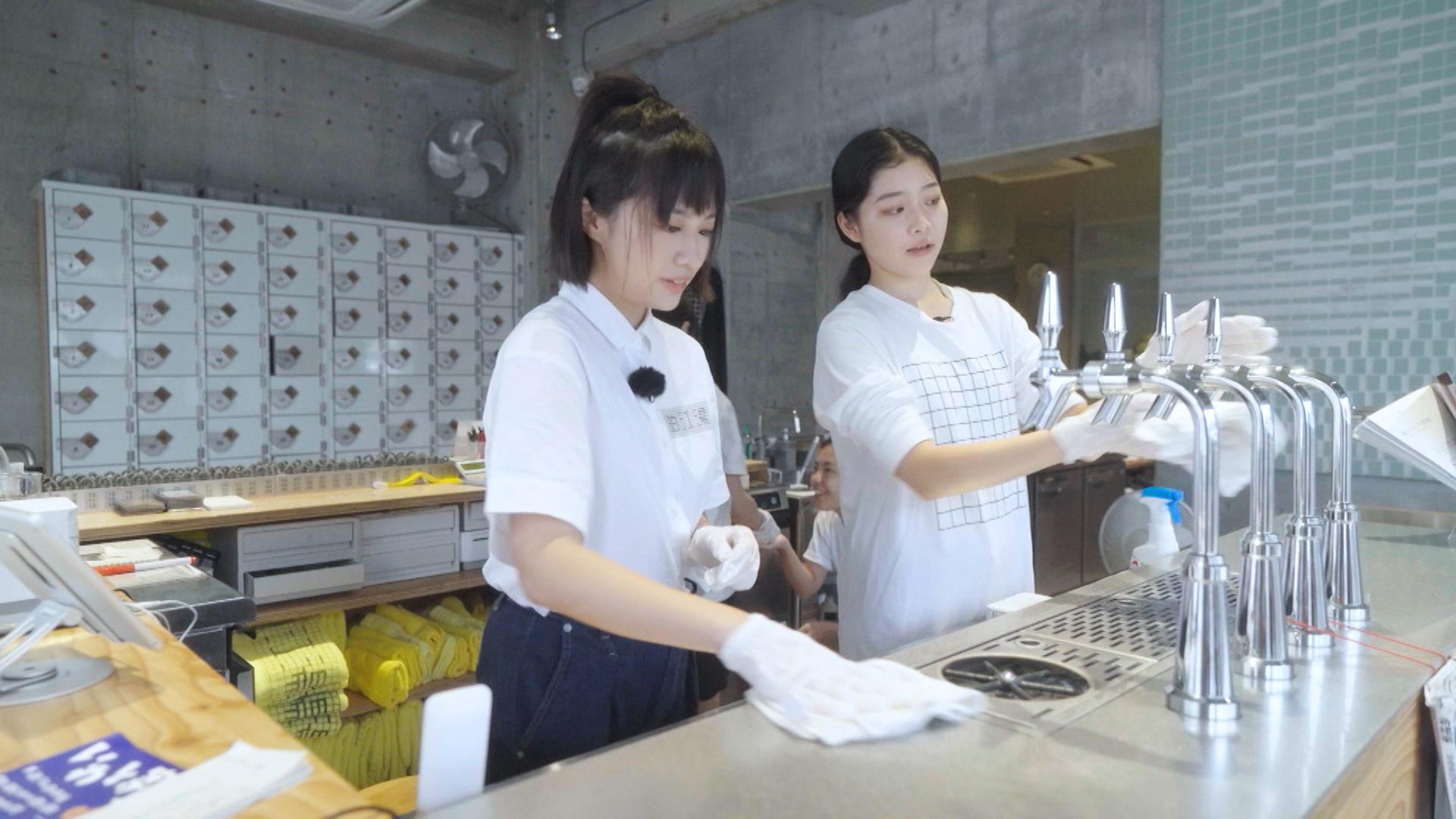 Sica被店主要求在中午前完成清潔澡堂、大堂設施和廚房,非常落力。