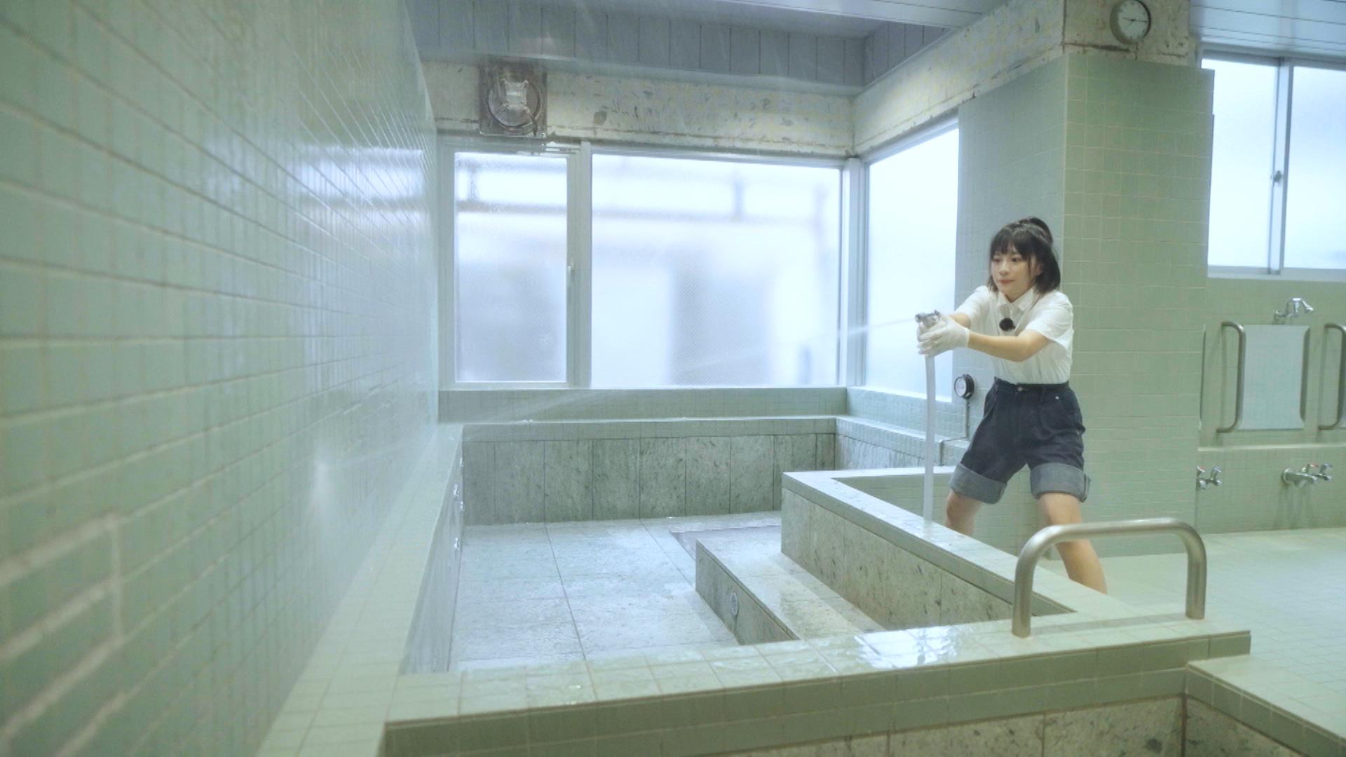 Sica被店主要求在中午前完成清潔澡堂、大堂設施和廚房,非常落力。