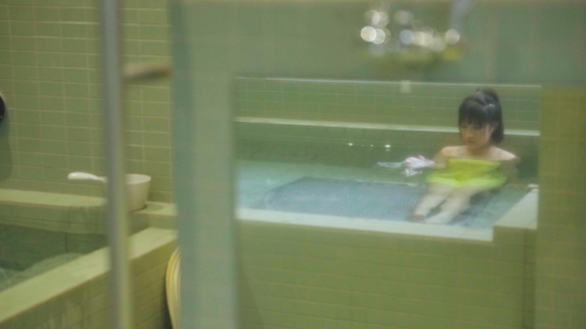 Sica完成清潔任務,披上鮮艷的黃色浴巾,獨自享受錢湯,樂在其中。