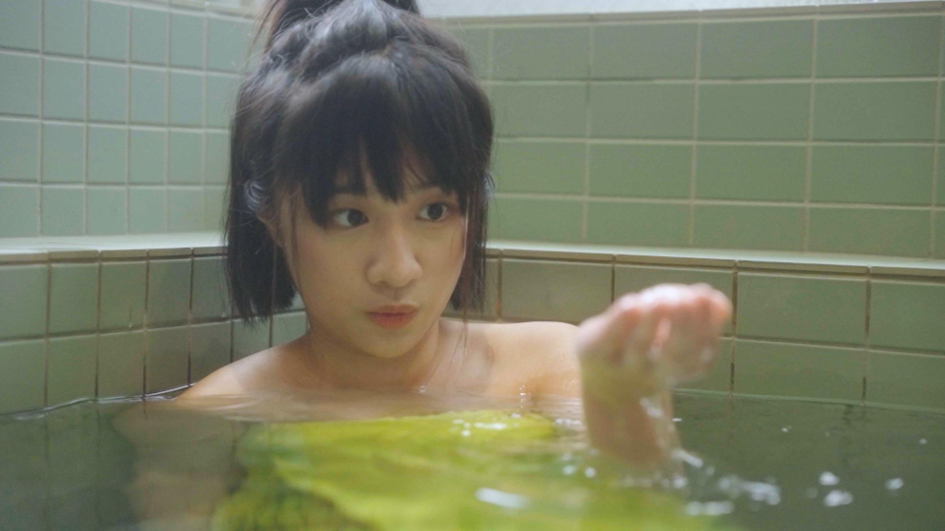 Sica完成清潔任務,披上鮮艷的黃色浴巾,獨自享受錢湯,樂在其中。