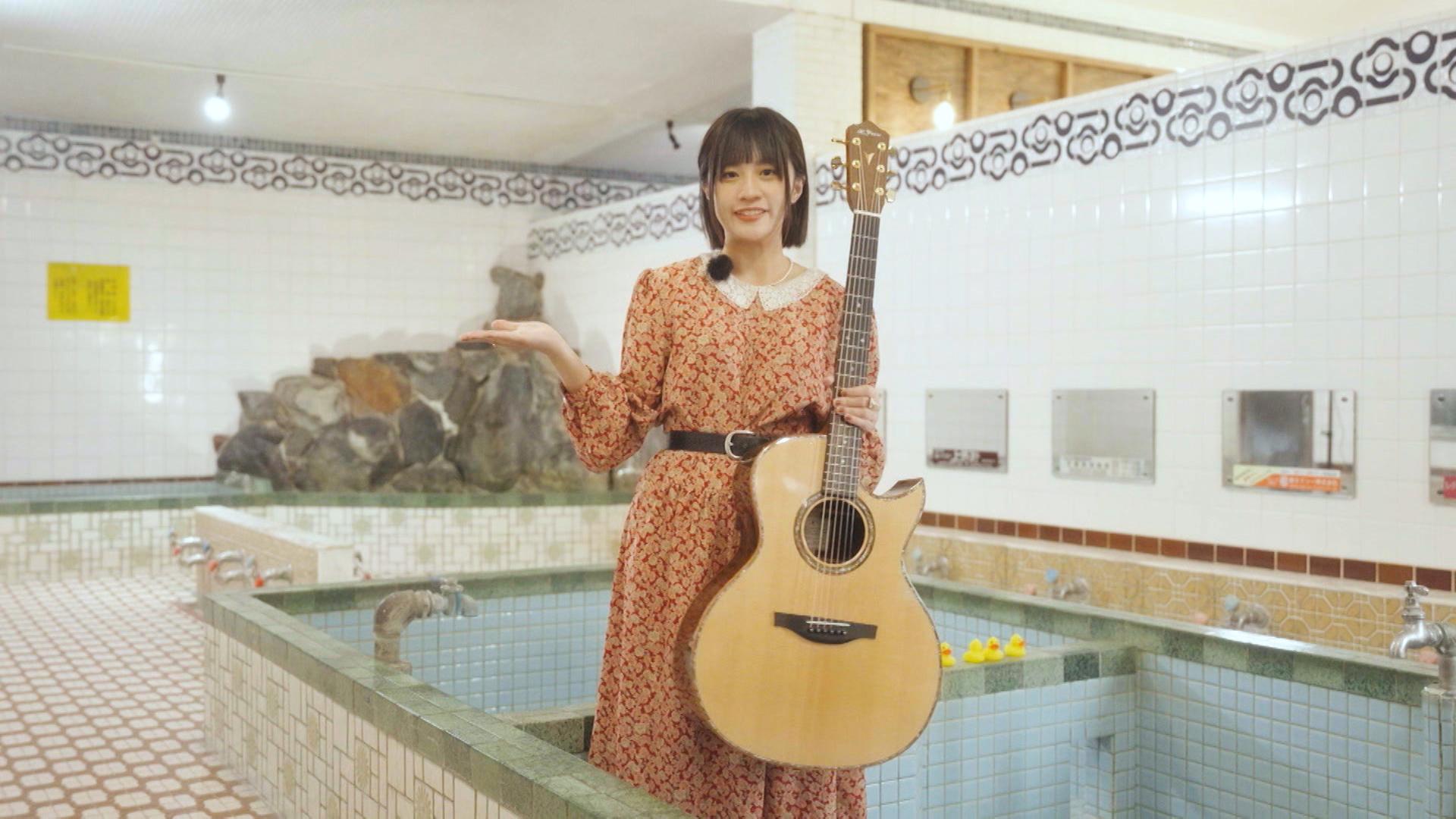 Sica化身霸氣主席,坐櫃枱收錢。