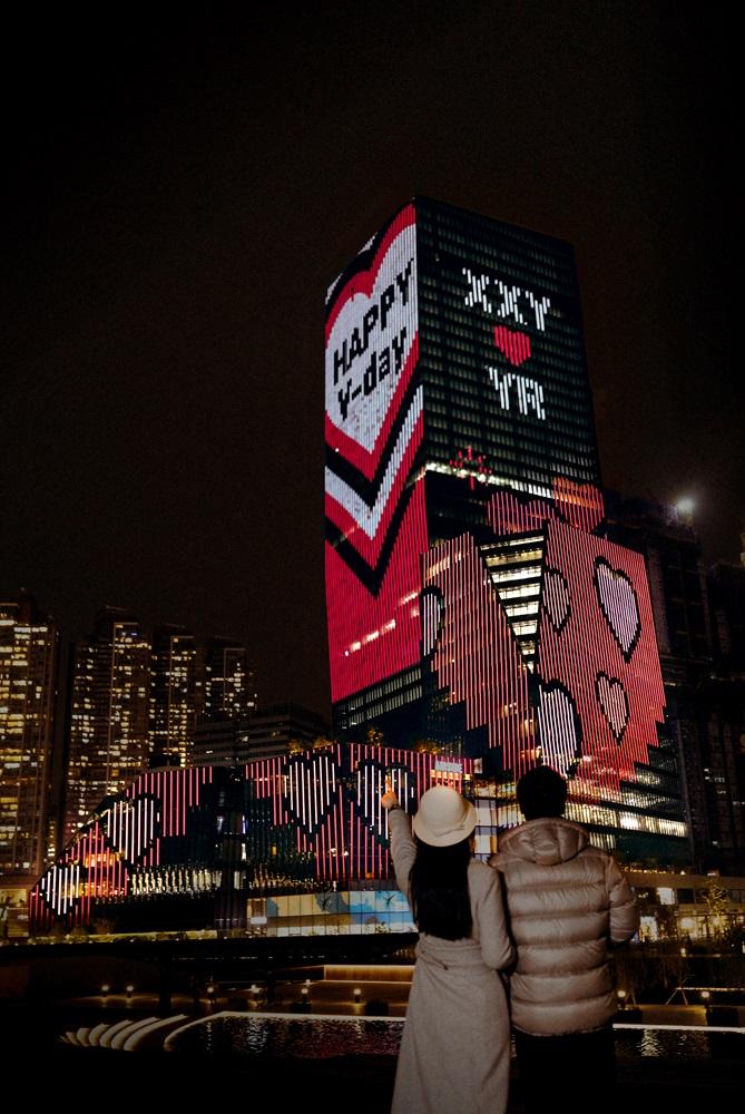 南豐集團啟德旗艦商場AIRSIDE情人節浪漫呈獻,全九龍東獨家高逾30層商廈外牆投射專屬愛情訊息。