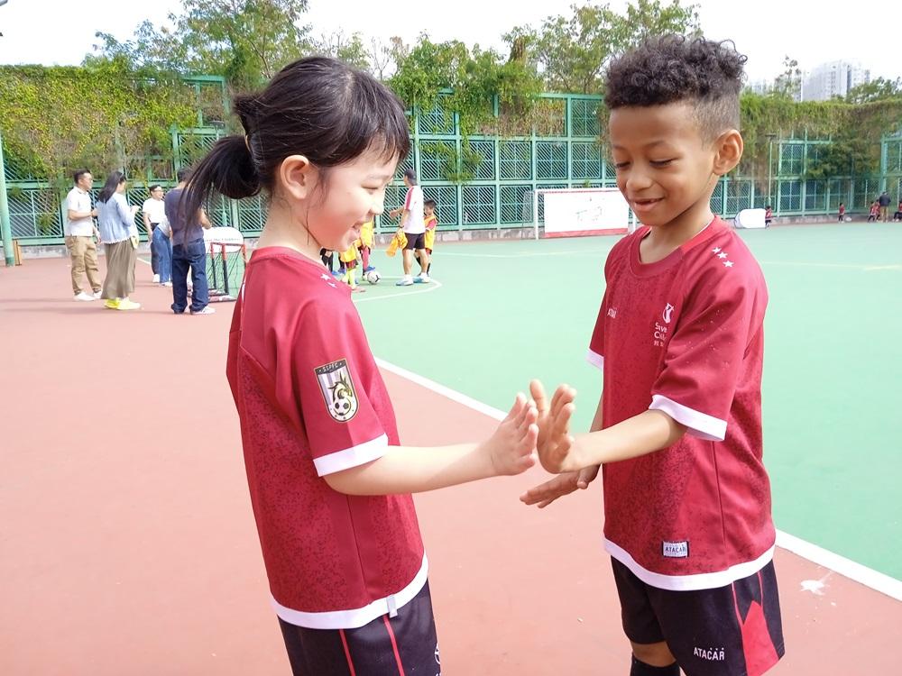 家長 Laura:「小朋友有得玩就大哂,就算說話表達不來,就用身體語言搭夠!」