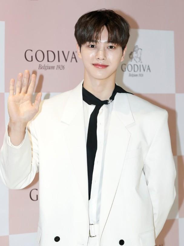 宋江本月初為GODIVA擔任一日店長,當時已透露會是入伍前最後一個公開活動。