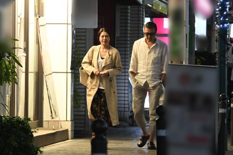 小泉今日子於2015年更被爆當上「小三」,介入男星豐原功補的婚姻。