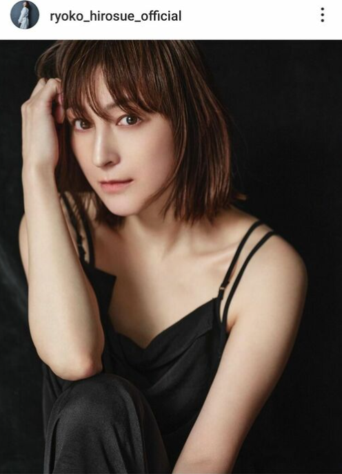 廣末涼子今日公開新相,穿上黑色吊帶小背心擺出托頭甫士。