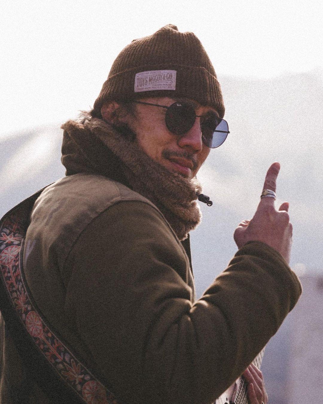 張繼聰和白只老友鬼鬼,早前在日本拍賀歲片《盜月者》後,齊齊賀電單車遊日本。