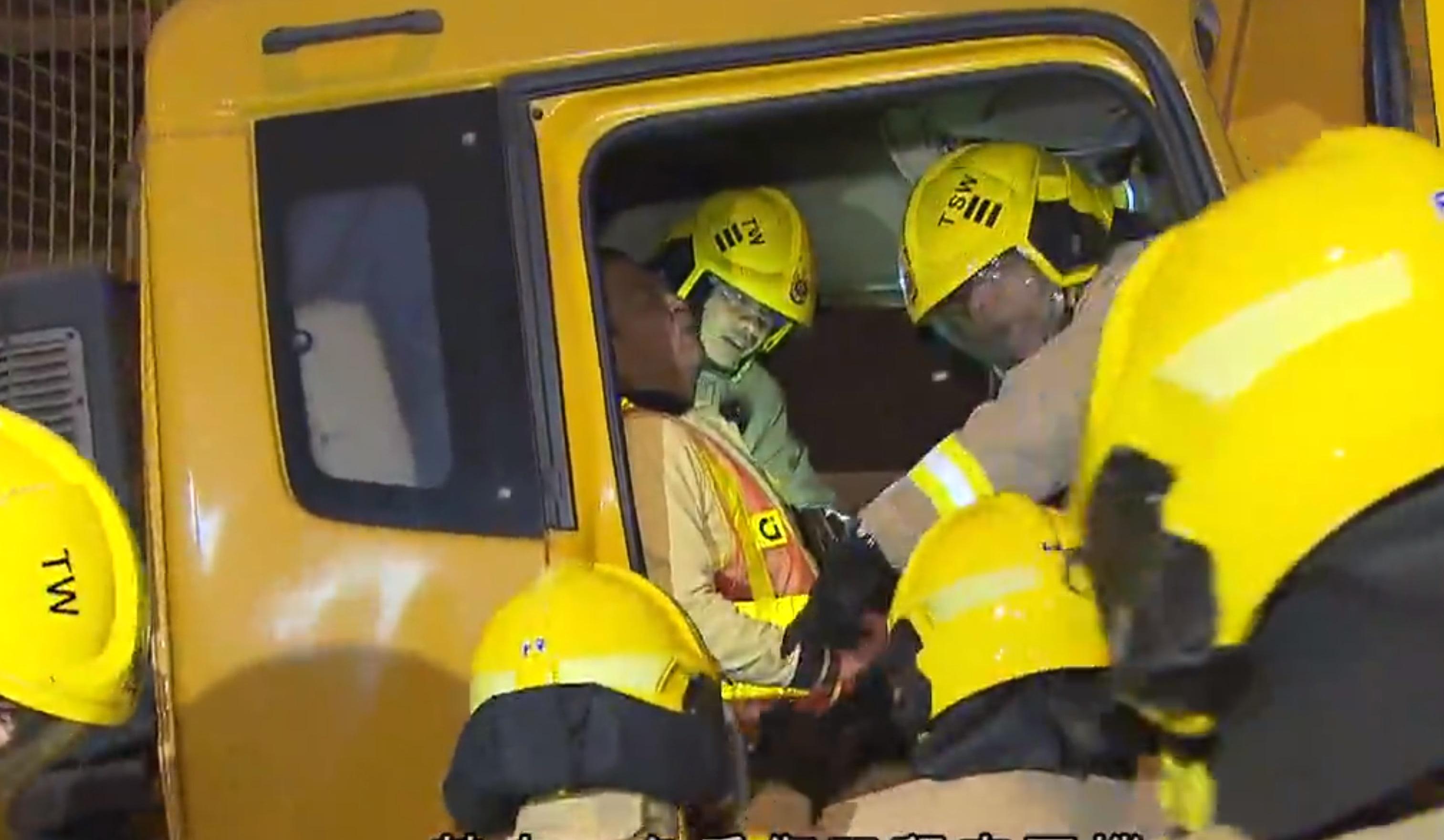 工程車司機一度被困,需由消防員救出。(新聞截圖)