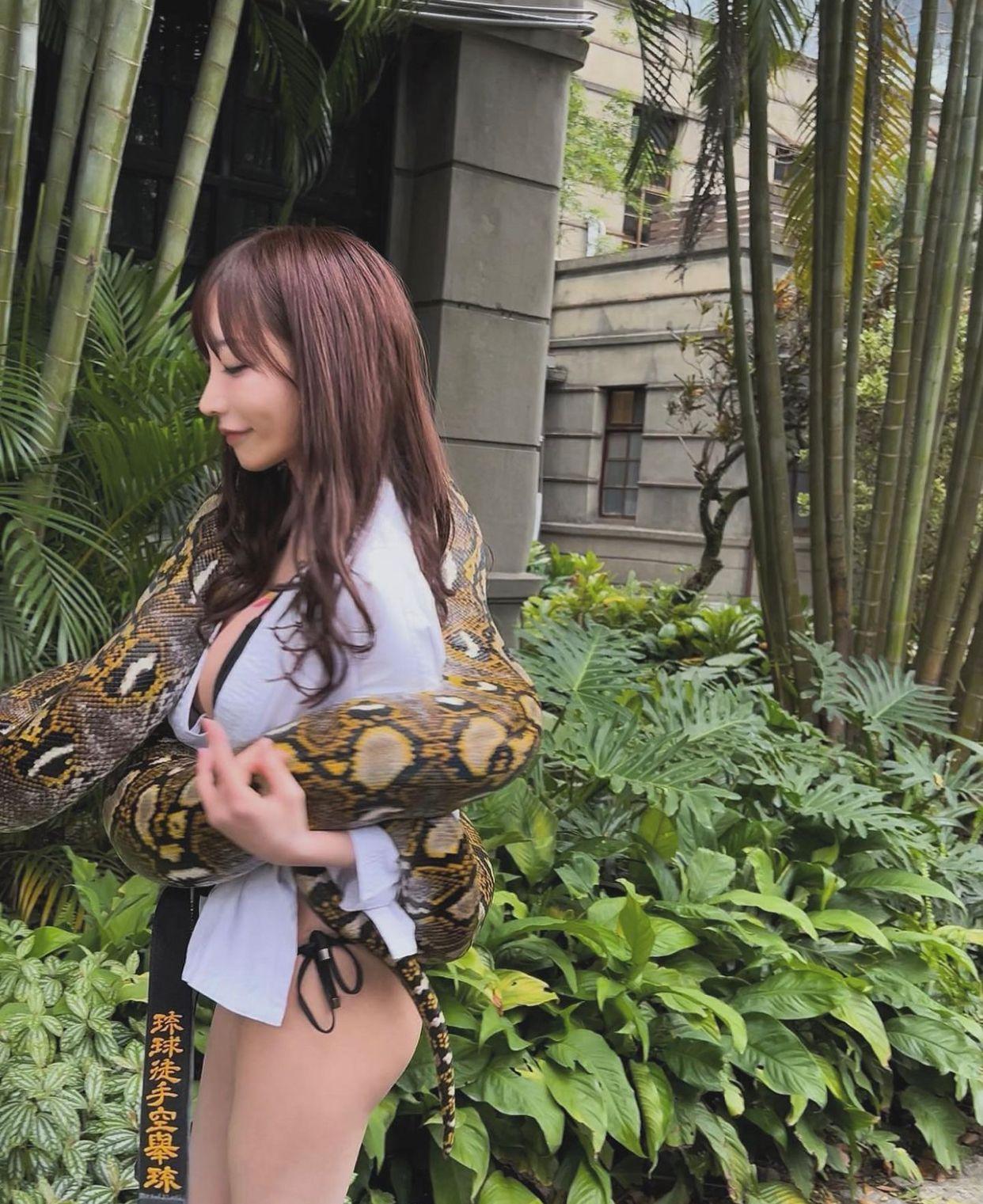 清水藍里表現興奮,自言見到大蛇即開心到到跳起。