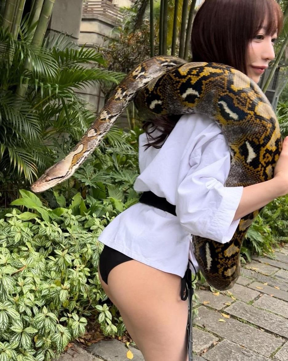 蛇身捲住其身上遊走,清水藍里仍專業地大擺甫士。