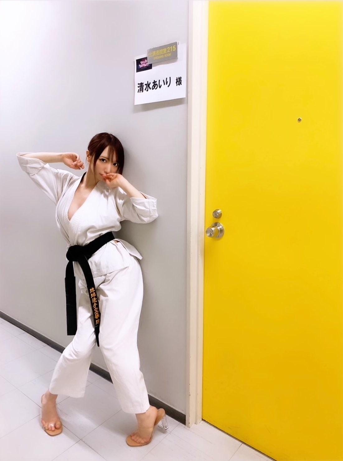 日本H Cup艷星清水藍里以出位見稱。