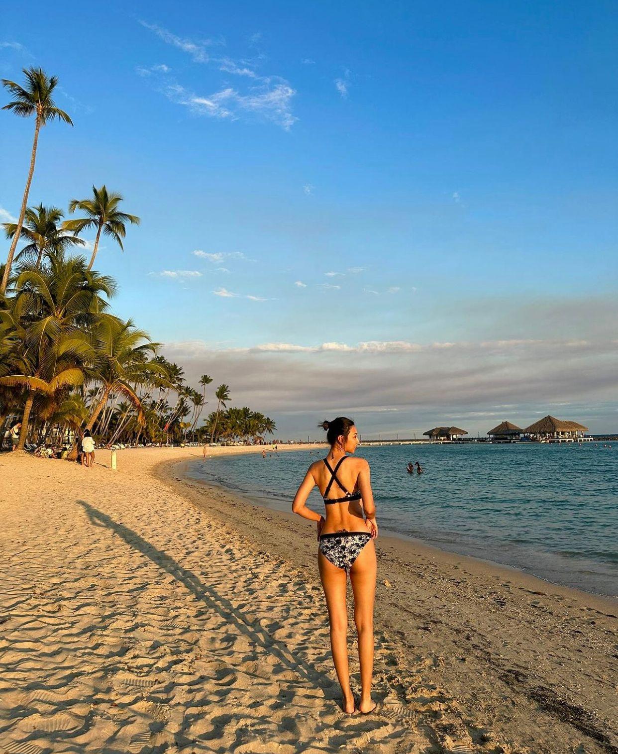 王丹妮在海地打卡,大曬完美身材。