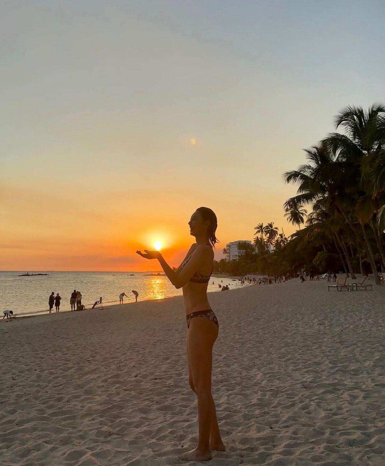 王丹妮穿上比堅尼置身沙灘大擺甫士。