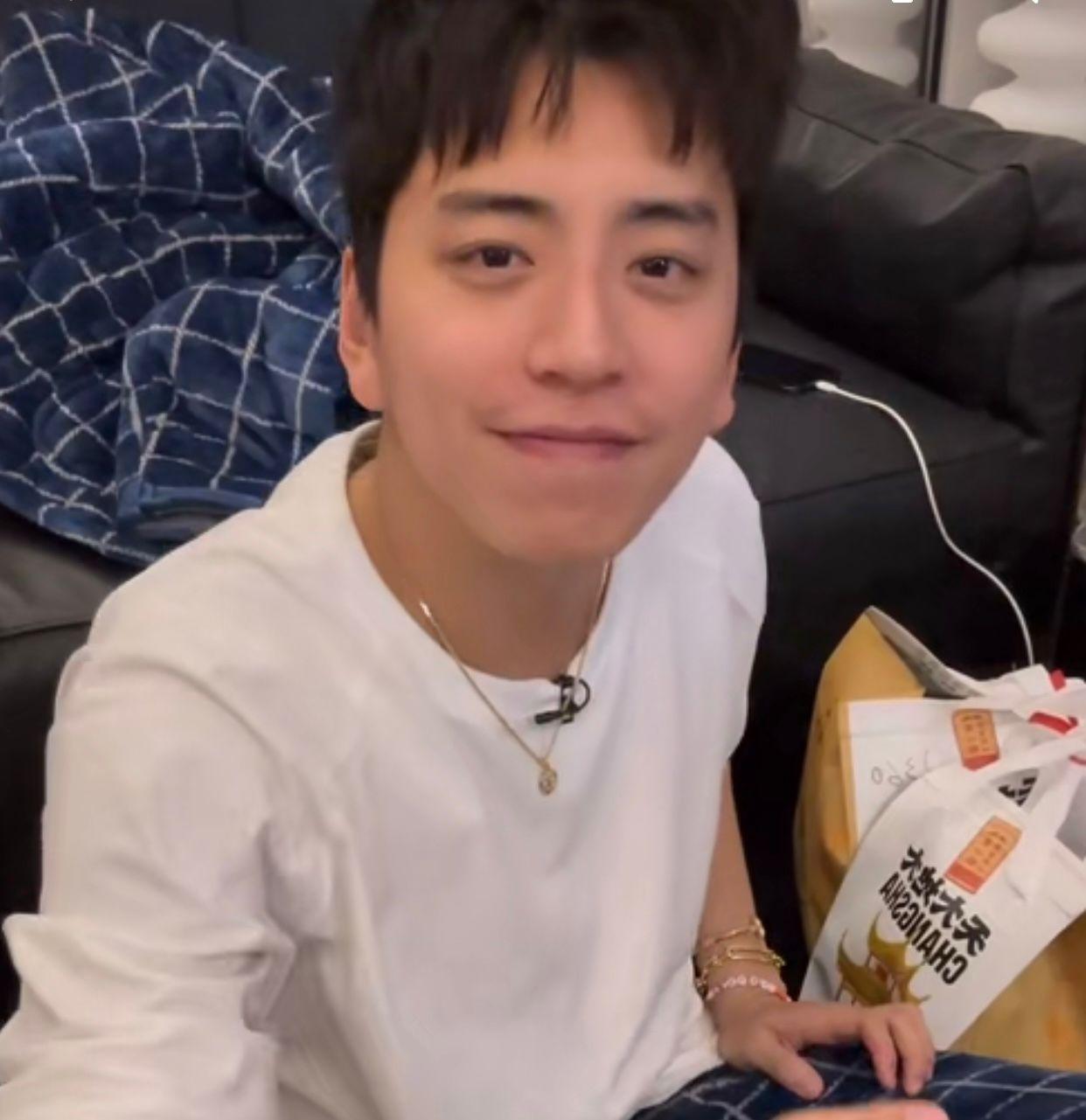 王大陸直認肥了不少。