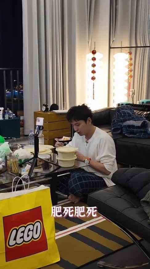 王大陸一邊呻肥一邊低頭食滷肉飯。