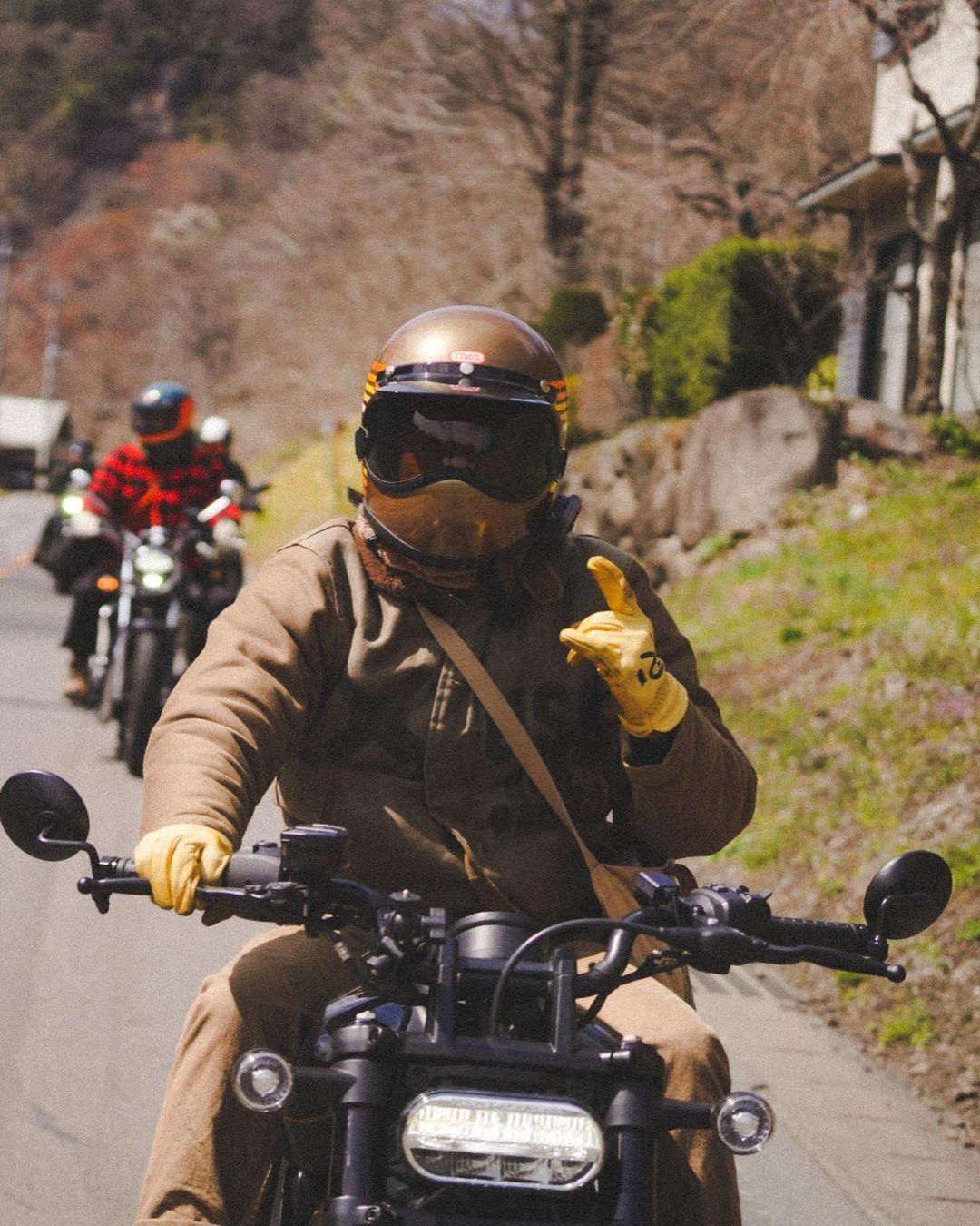 張繼聰和白只老友鬼鬼,早前在日本拍賀歲片《盜月者》後,齊齊賀電單車遊日本。