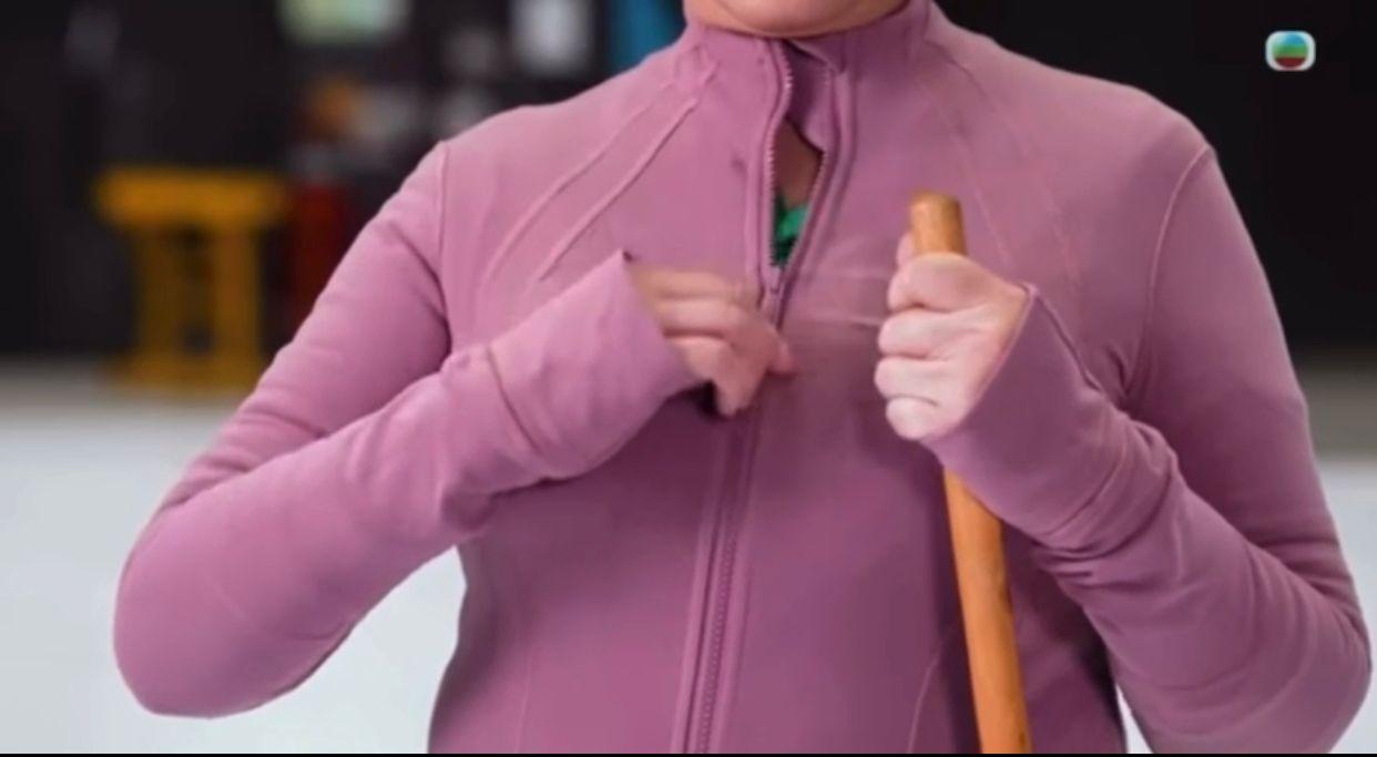 「群姐」許思敏模仿高海寧在《新聞女王》中經典一幕。