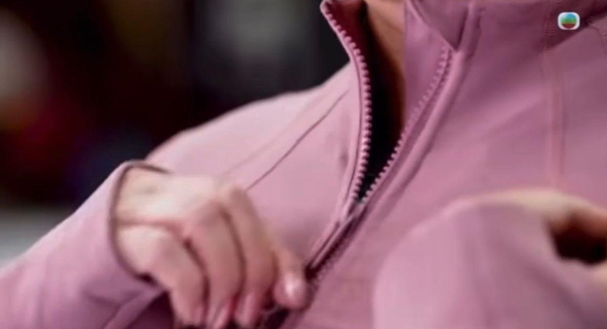 「群姐」許思敏模仿高海寧在《新聞女王》中經典一幕。