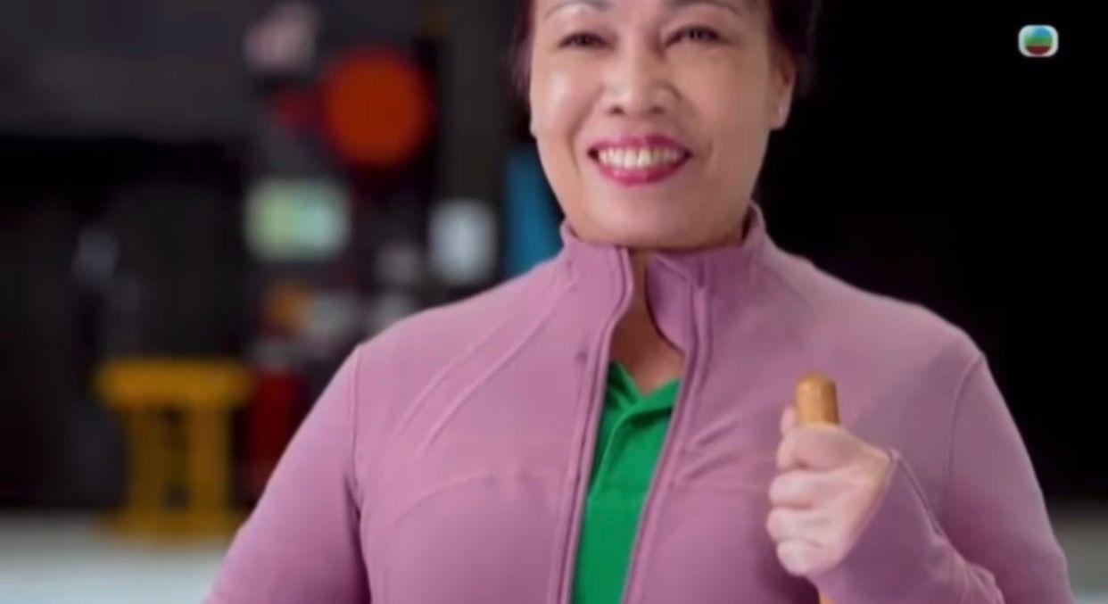 「群姐」許思敏模仿高海寧在《新聞女王》中經典一幕。