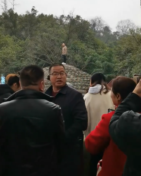 一名男子周三(1月31日)爬上四川樂山大佛頭頂,旁若無人在小便,許多遊客目擊並拍下過程。景區當晚發通報稱,該名男子當時精神病發,已送往治療