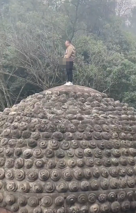 一名男子周三(1月31日)爬上四川樂山大佛頭頂,旁若無人在小便,許多遊客目擊並拍下過程。景區當晚發通報稱,該名男子當時精神病發,已送往治療
