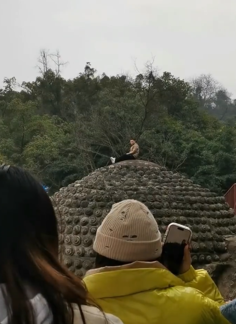 一名男子周三(1月31日)爬上四川樂山大佛頭頂,旁若無人在小便,許多遊客目擊並拍下過程。景區當晚發通報稱,該名男子當時精神病發,已送往治療。