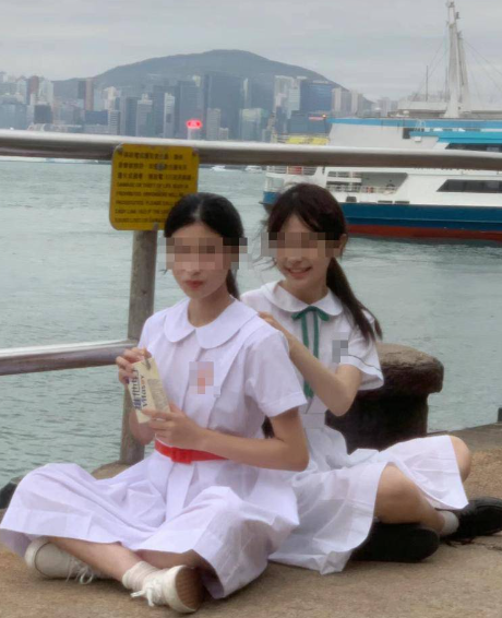 早排香港的校服裙曾成為內地遊客打卡的「道具」之一,有部分內地女生來港旅遊時,喜歡著上香港的白色校服裙到處拍照留念,一度成為網上熱話。(圖片來源:小紅書)