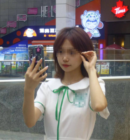 可能當時大部分人都聚焦於女生的校服裙,因而有部分遊客未必清楚香港男學生的校服裝扮。(圖片來源:小紅書)