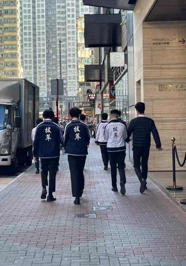 一位內地男生就在香港街頭被一套中學校服震懾,不但從頭偷拍幾位男學生的背影,更發文高呼「這不可能是校服吧」,引起大批網民熱議。(圖片來源:小紅書)