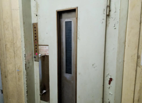 他表示大家在到訪香港時,「除了必打卡的景點和美食外,香港的這種老式電梯也是可以來一坐的」。(圖片來源:小紅書)