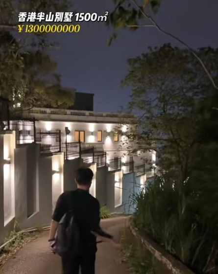 事主隨後更膽粗粗走上前疑似想入內拍攝。(圖片來源:小紅書)