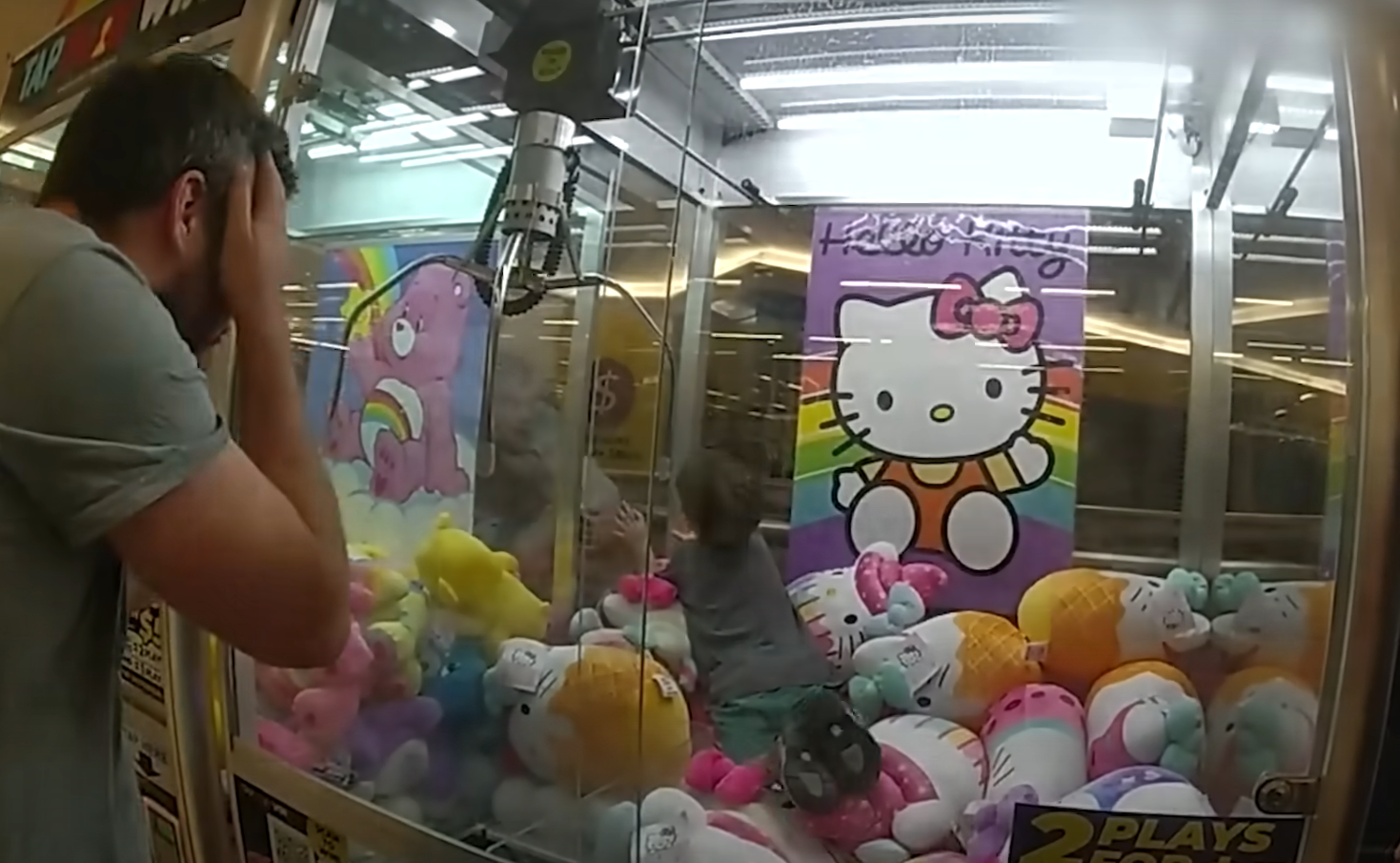 夾公仔機|Ethan爬向玻璃裂口。(互聯網)