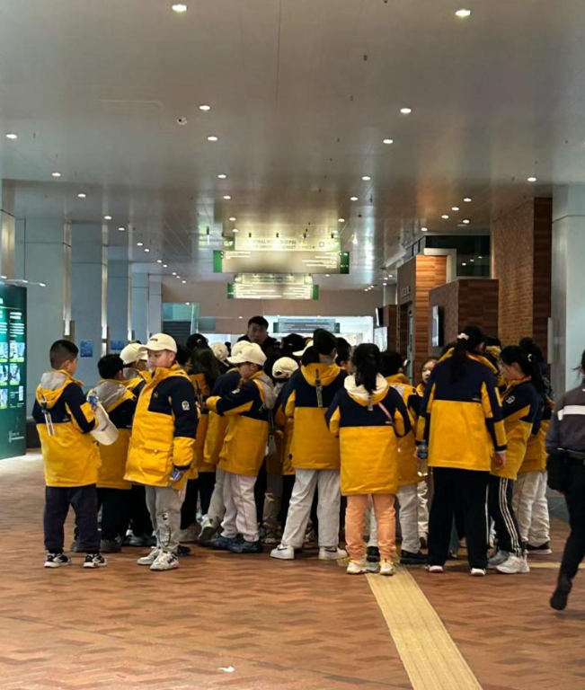 有港漂男近日就以「港大打算甚麼時候完成遊客配套」為題發文,直指現時香港大學的校園內經常十分擠逼,形容「港大每天擠得像迪士尼」。(圖片來源:小紅書)