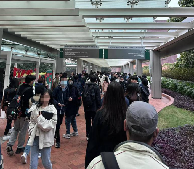 指校園內疑似有「大大小小的導賞團」、「有小學生也有中學生」、「也有一家大小拖著行李箱來的」。(圖片來源:小紅書)