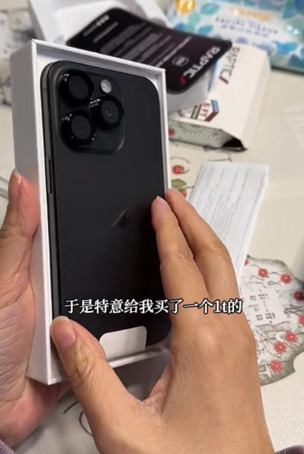 而片中亦可見發文者的老公其實只對自己孤寒,對她及女兒極度闊綽。(圖片來源:小紅書)