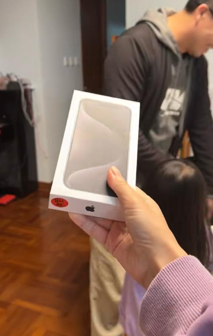 例如當他發現發文者時常為只有256G的iPhone 14不夠內存而煩惱時,竟在一天下班時買了全新的1T版iPhone 15給她,令她大為驚喜。(圖片來源:小紅書)