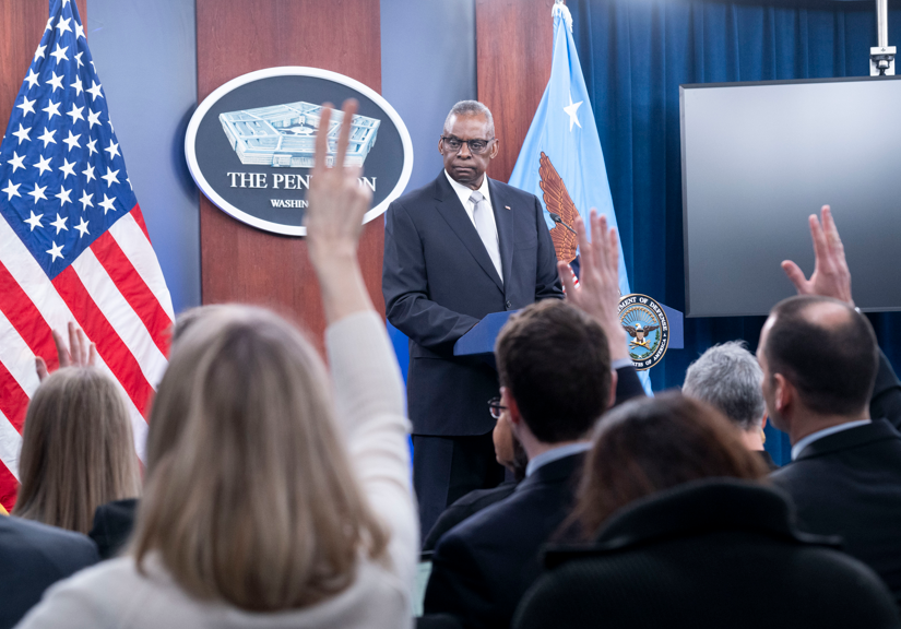 奧斯汀為未提前通報入院致歉,稱出於保護私隱而非保密。(美聯社)