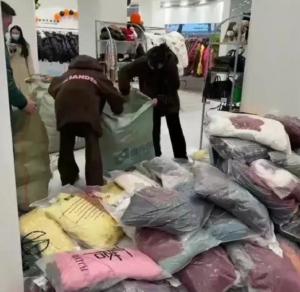 四川一間服裝店女東主投訴,她捐贈的400件、價值十多萬元人民幣的羽絨服及毛衣,透過中國郵政快遞寄到甘肅一間指定中學卻全部丟失。中國郵政聲稱已把羽絨服及毛衣當愛心物資發放,但具體去向不明。(影片截圖)