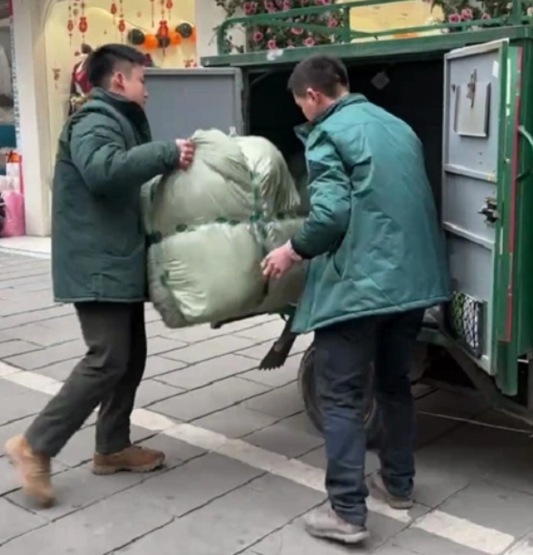 四川一間服裝店女東主投訴,她捐贈的400件、價值十多萬元人民幣的羽絨服及毛衣,透過中國郵政快遞寄到甘肅一間指定中學卻全部丟失。中國郵政聲稱已把羽絨服及毛衣當愛心物資發放,但具體去向不明。(影片截圖)
