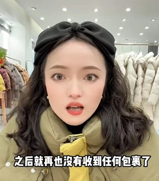 四川一間服裝店女東主投訴,她捐贈的400件、價值十多萬元人民幣的羽絨服及毛衣,透過中國郵政快遞寄到甘肅一間指定中學卻全部丟失。中國郵政聲稱已把羽絨服及毛衣當愛心物資發放,但具體去向不明。(影片截圖)