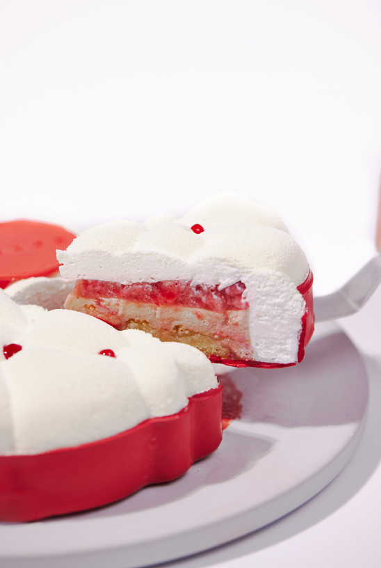 全新二月限定的「Pour les Amoureux 情人節蛋糕」由行政糕點主廚 Carles Codina 精心設計。