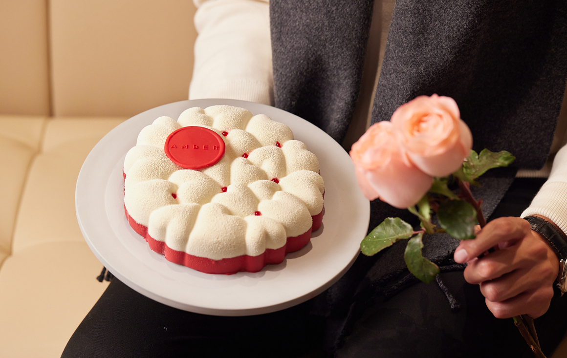 選用 日本士多啤梨及洛神花果醬配法式椰子達克瓦茲餅底,椰子雲尼拿忌廉及士多啤梨忌廉堆砌出片片雪白心型圖案。