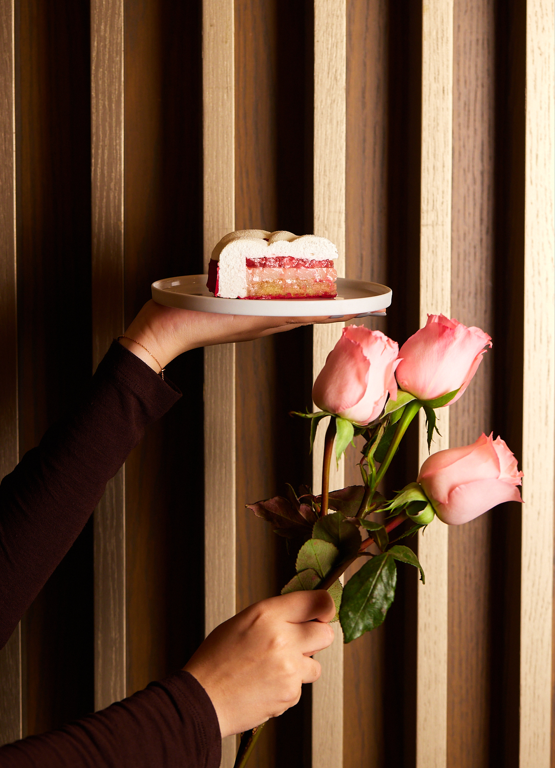 「Pour les Amoureux 情人節蛋糕」不含蛋奶乳製品,定 價為港幣 718 元並於酒店網上商店限量預訂。