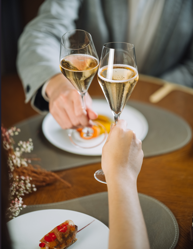 Amber 亦會為當日到訪的每位賓客送上 Dom Perignon 2013 法國香檳乙杯,為浪漫節日倍添微醺時刻。