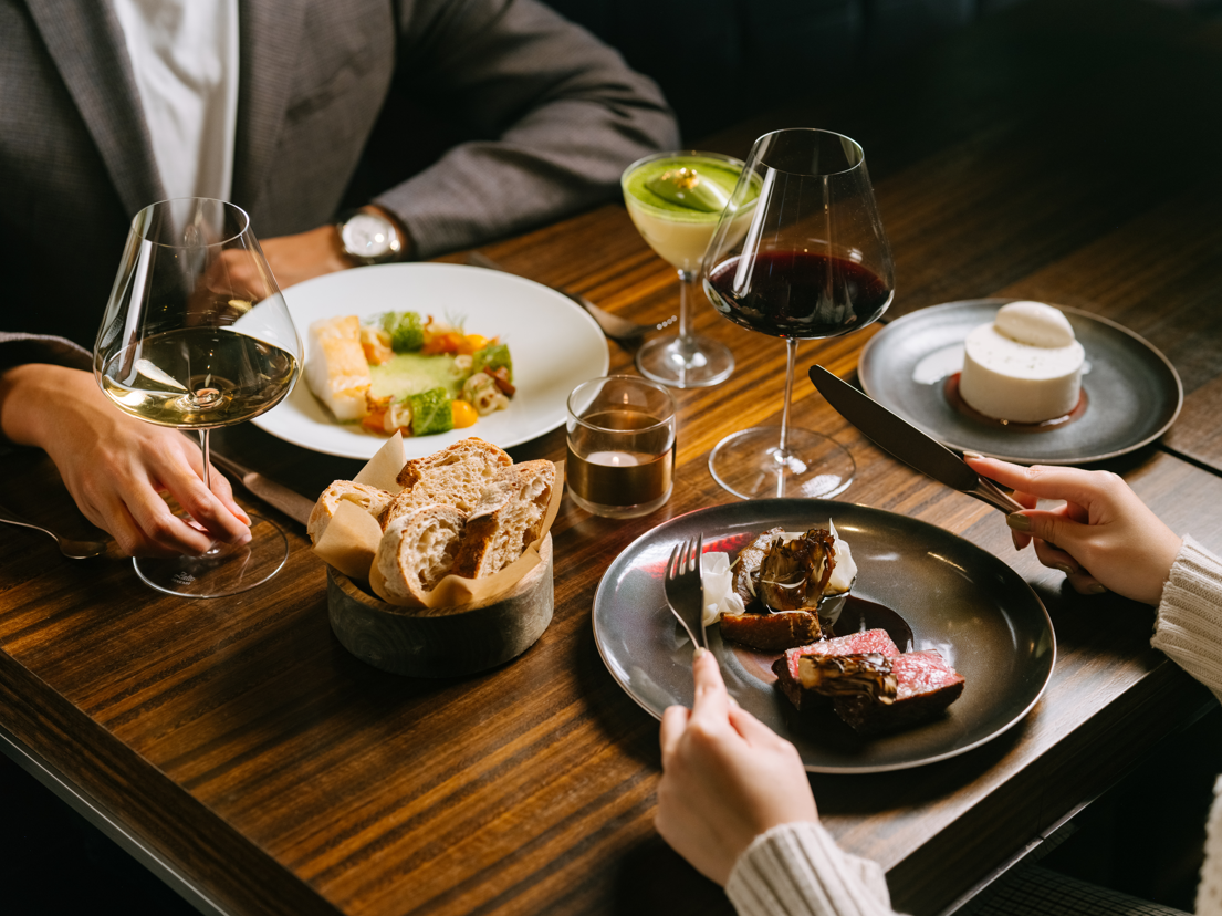 摩登法式小酒館 SOMM 悉心為愛侶構思燭光晚餐,讓你在浪漫、舒切的時刻下品嘗各式各樣的美 饌與佳釀配搭。