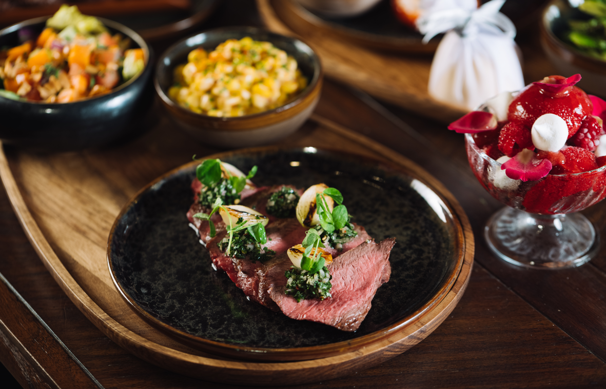 在 Please Don't Tell 點燃浪漫情調,品嘗情人節特色晚餐,搭配 90 分鐘暢飲 Moët & Chandon 香檳 及葡萄酒,為約會添上一抹迷人醉意。