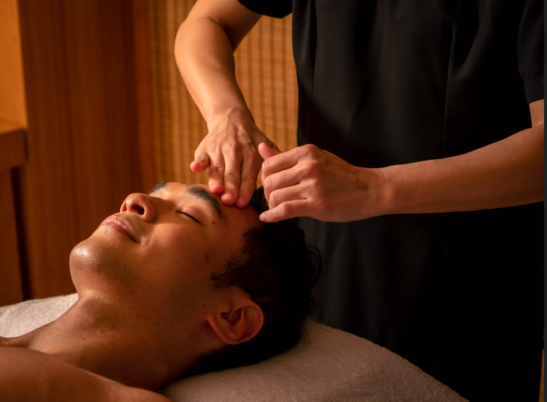 在奢華的雙人水療套房 Sanctuary Suite 愜意享受 90 分鐘的東方精油按摩療程。