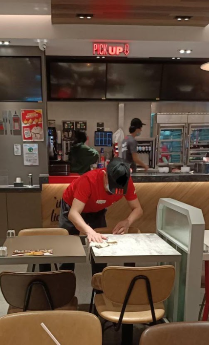 港男指自己在幫襯青衣城KFC時,看到一位敬業樂業的男員工在努力工作(圖片來源:Facebook@青衣街坊吹水會)