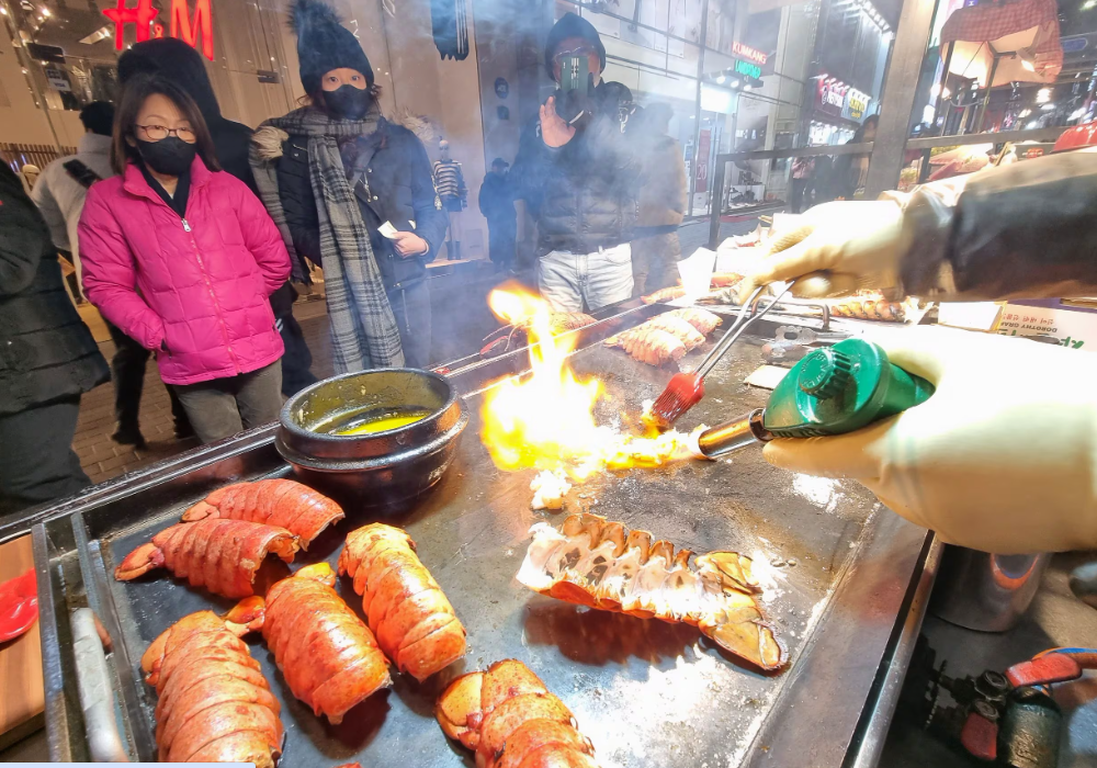 南韓著名景點明洞的路邊小食檔,引入信用卡付款,並定期進行價格監控,避免出現向遊客濫收費用、服務態度差和要求只付現金等爭議,以恢復旅客的信任。 (網上圖片)